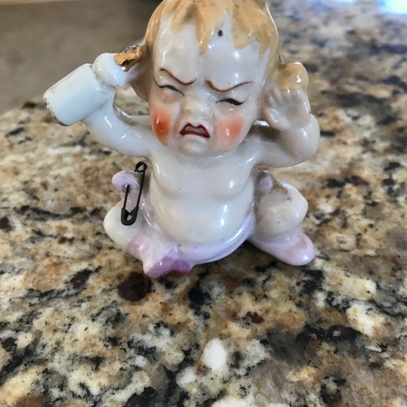 VINTAGE CERAMIC CRYING BABY FIGURINE - Picture 6 of 7